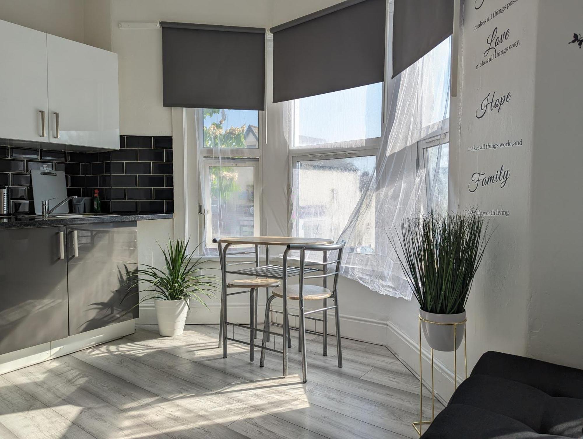 Inner-City Apartments - Basic Amenites Cardiff Kültér fotó