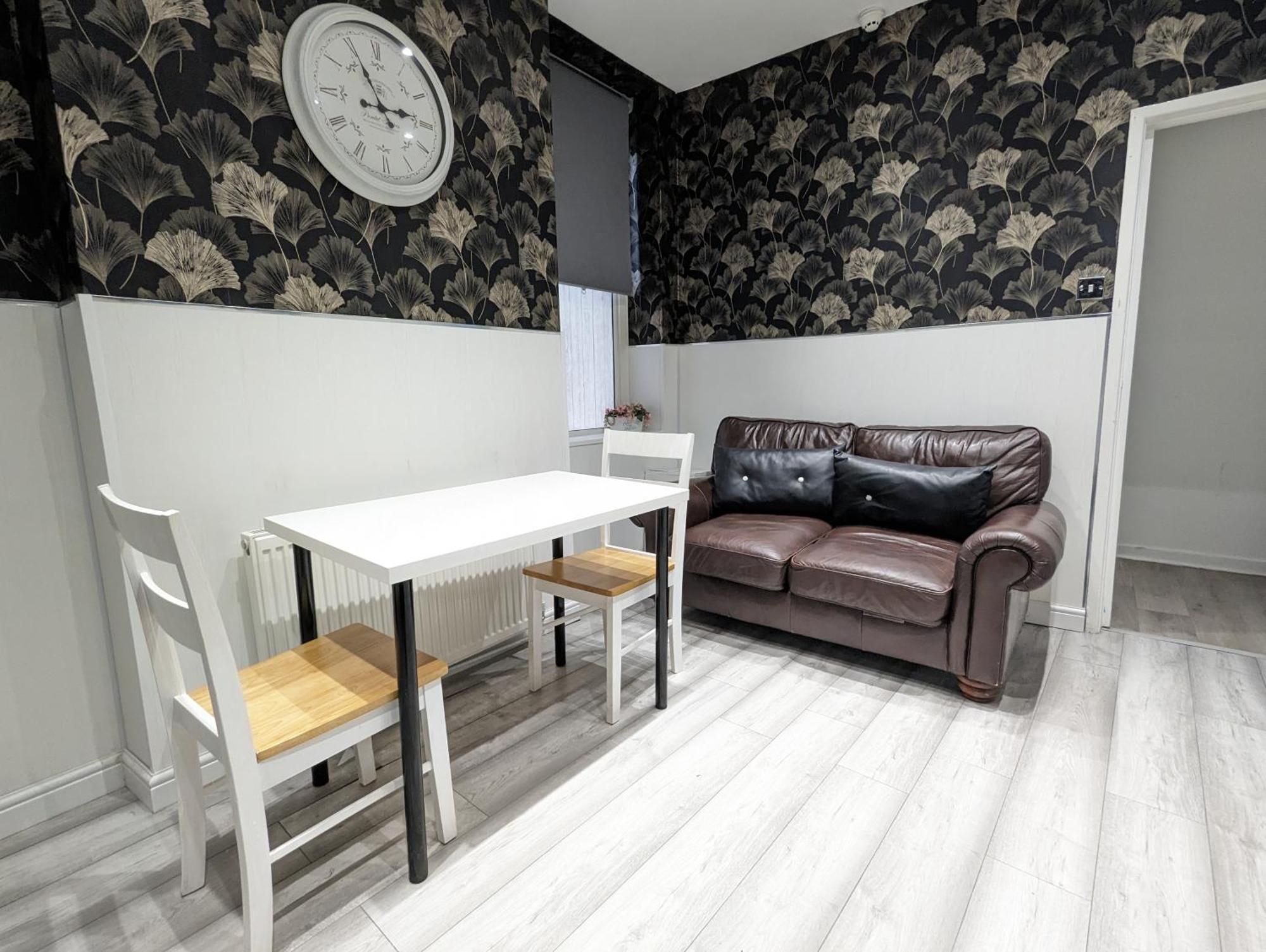 Inner-City Apartments - Basic Amenites Cardiff Kültér fotó