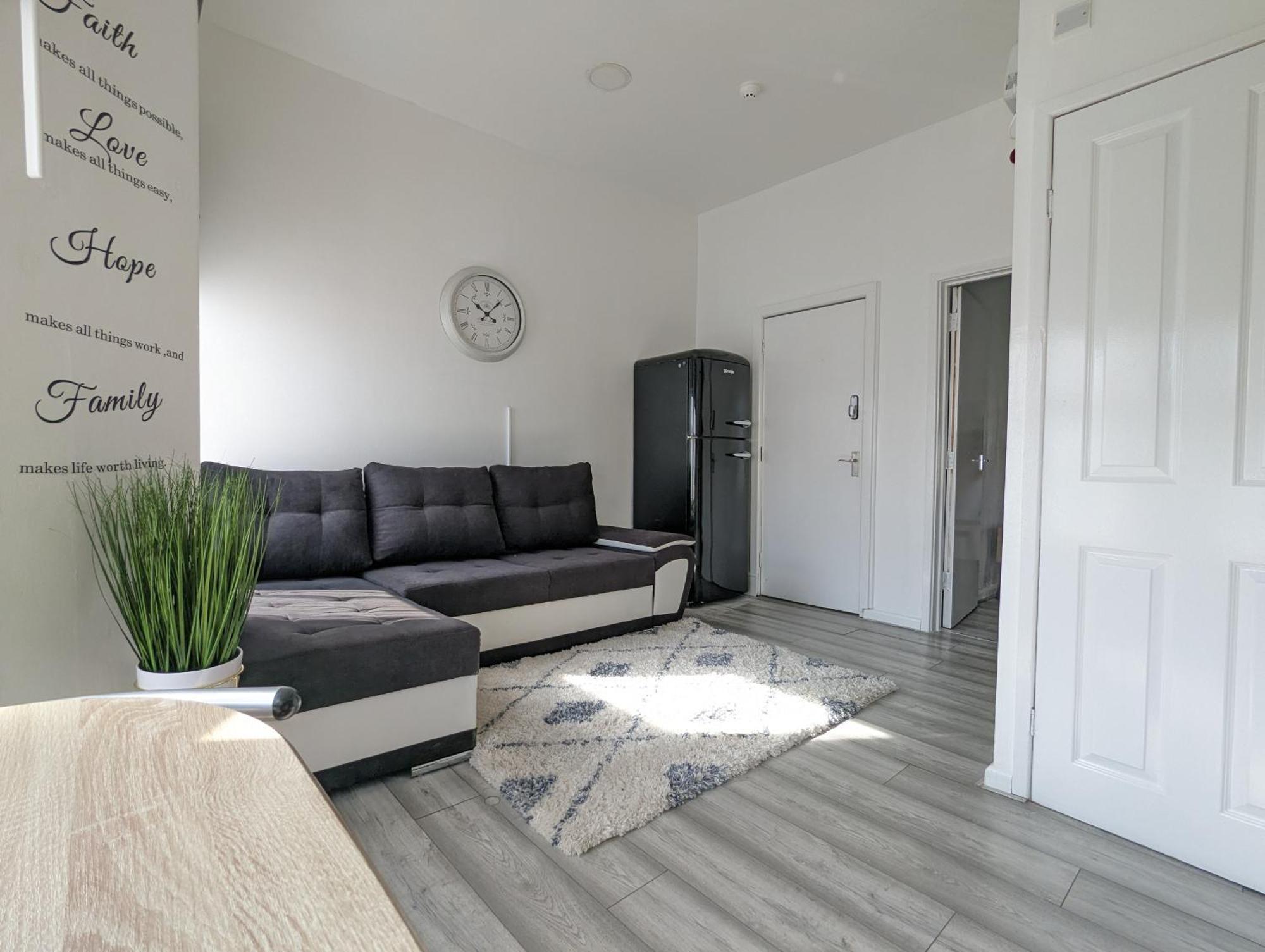 Inner-City Apartments - Basic Amenites Cardiff Kültér fotó