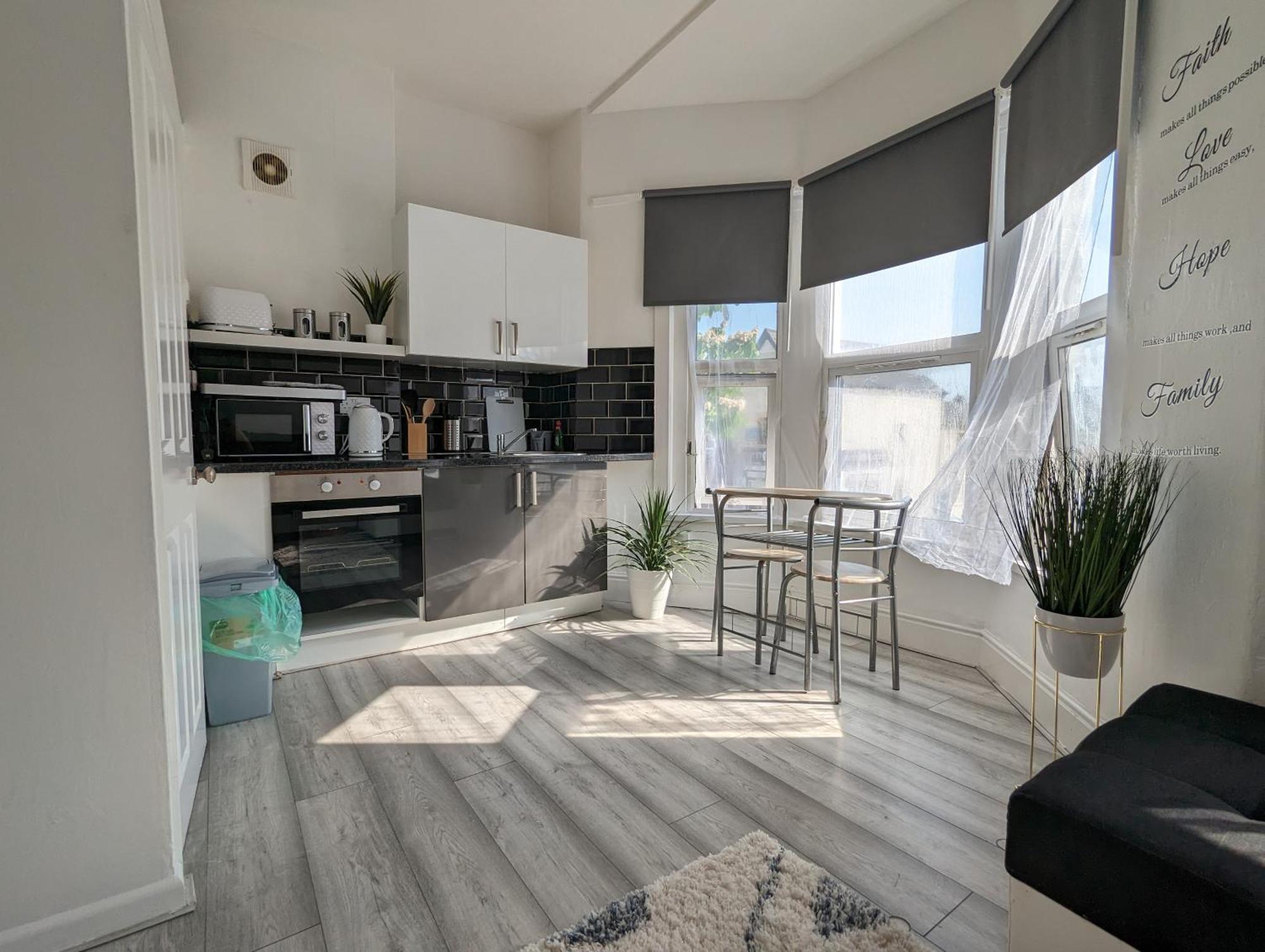 Inner-City Apartments - Basic Amenites Cardiff Kültér fotó