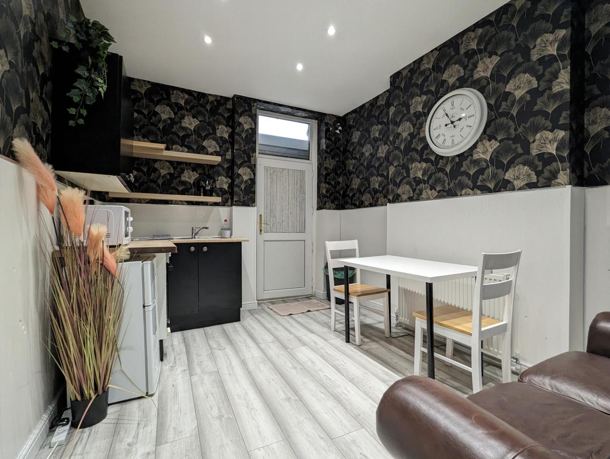 Inner-City Apartments - Basic Amenites Cardiff Kültér fotó